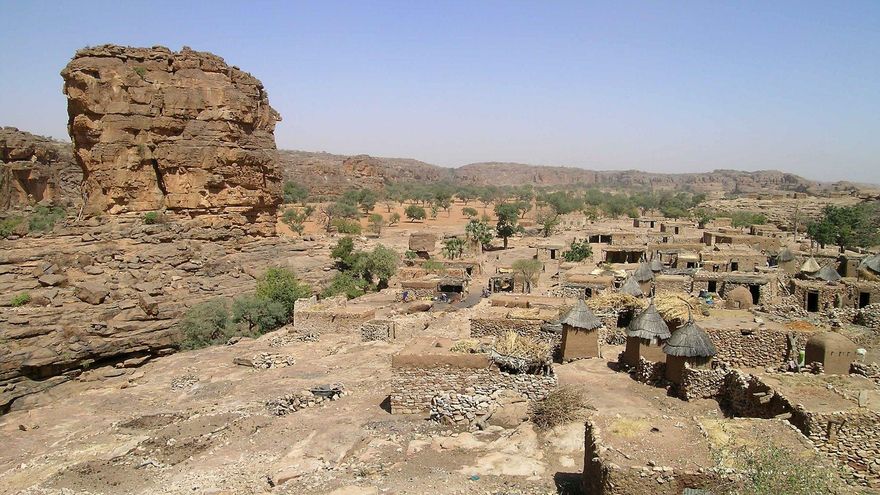 El pueblo de Benigmato es uno de los más representativos de la región. Se encuentra situado en medio de la falla de Bandiagara y las vistas sobre la llanura son brutales.