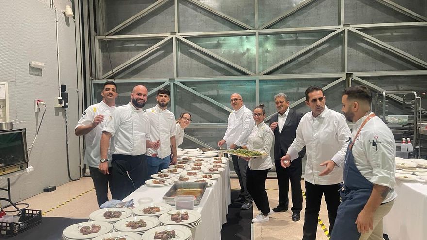 Germán Ortega y su equipo de cocina con Gregorio Fernández, propietario del Restaurante