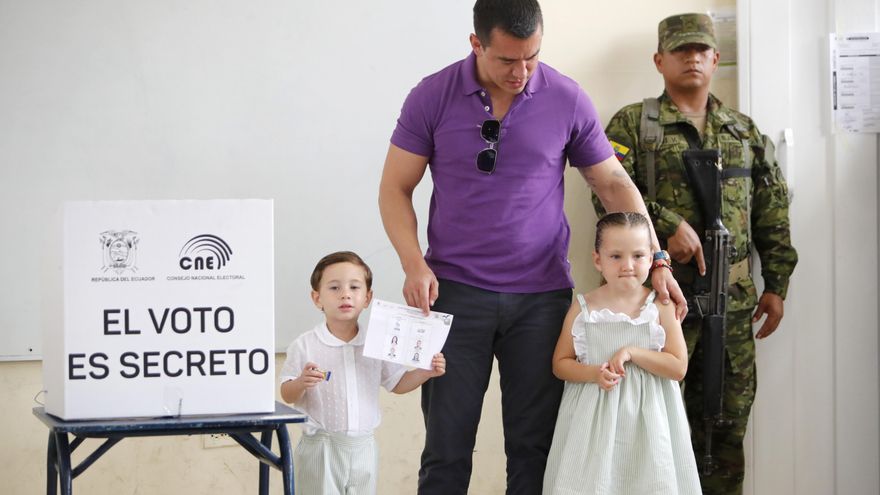 Noboa vota acompañado de su familia y esperará en su casa resultado de elección en Ecuador