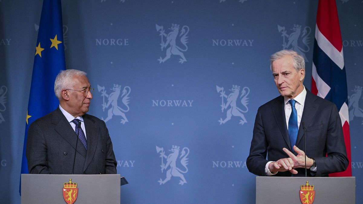 El primer ministro de Noruega, Jonas Gahr Store (derecha) y el presidente del Consejo Europeo, António Costa, durante una visita de este a Noruega en febrero.