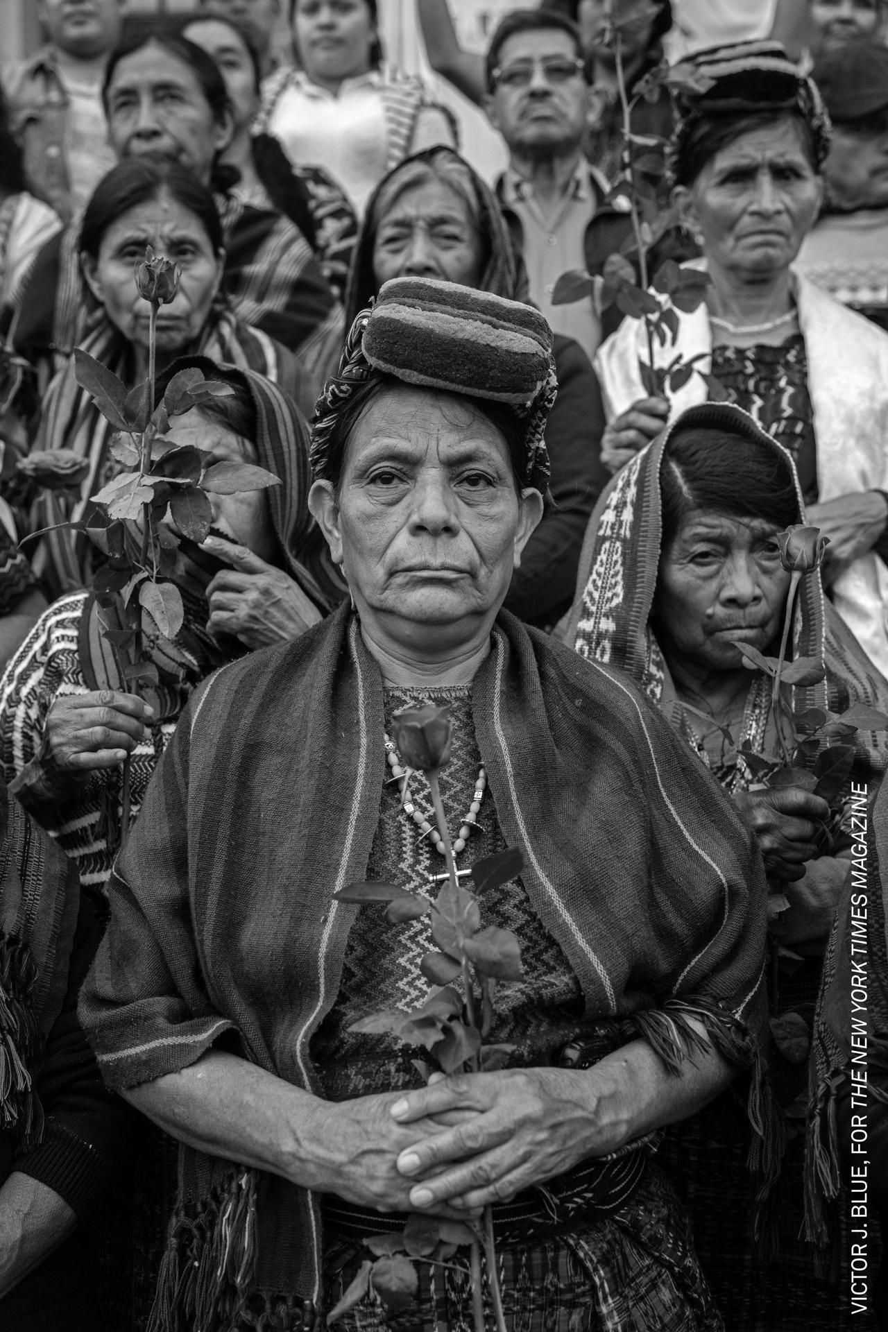 La fotografía “Los juicios de las mujeres achí”, del fotógrafo estadounidense Victor J. Blue ('The New York Times Magazine'), que retrata a un grupo de mujeres indígenas maya achí frente a un tribunal en Guatemala tras la condena de tres exparamilitares a 40 años de prisión por violación y crímenes de lesa humanidad, fue finalista este jueves del World Press Photo.