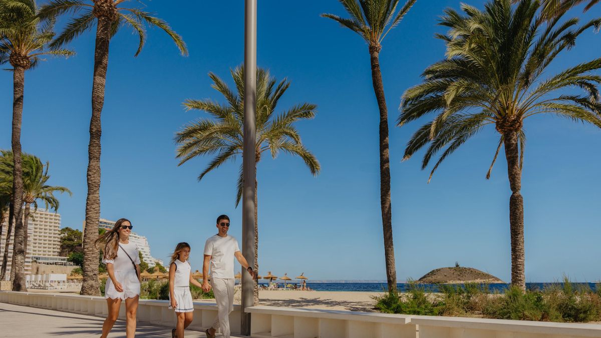 Una familia en el paseo marítimo de Magaluf.