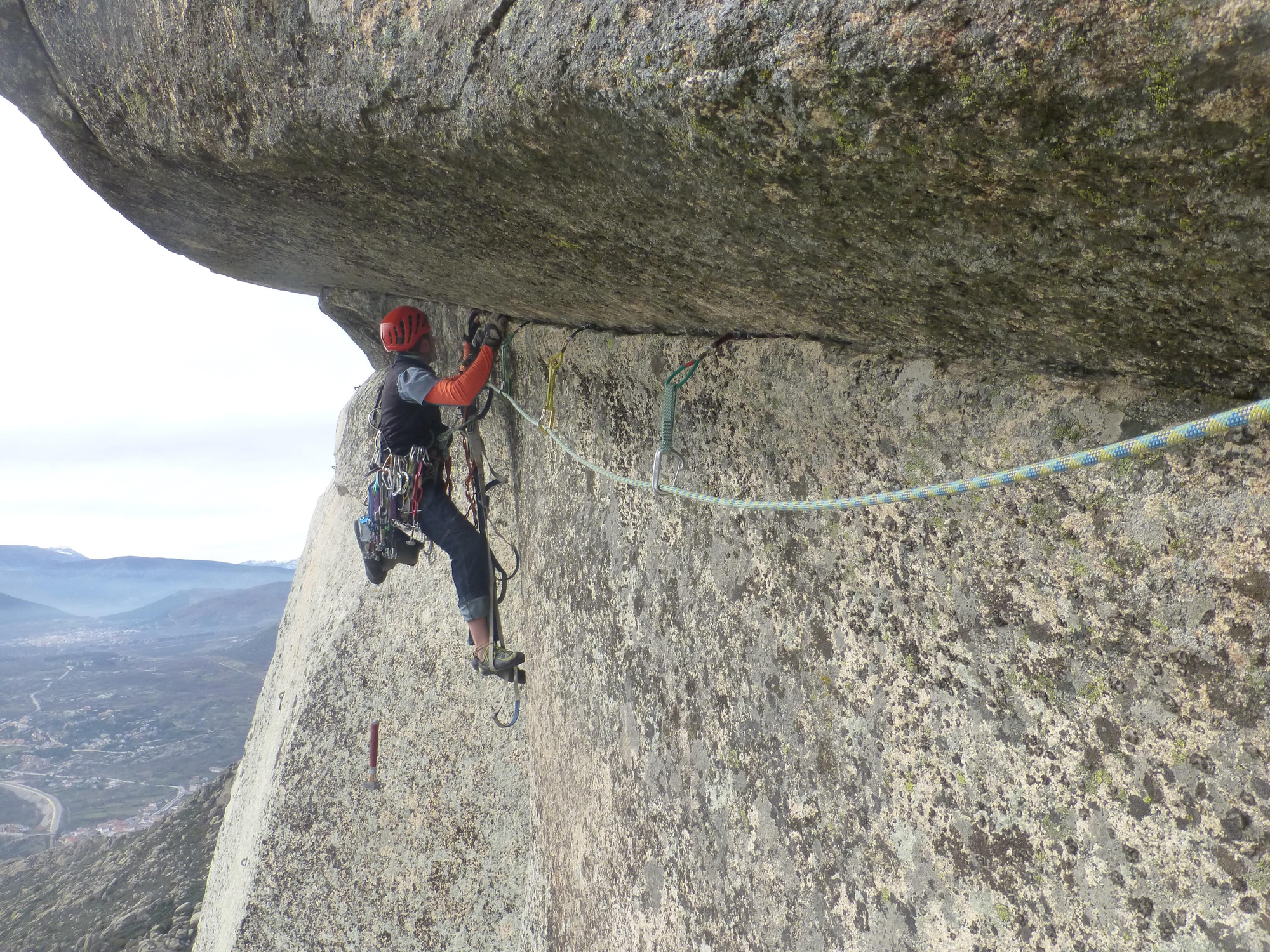 Rubén, de RMSCLIMB, en el segundo largo de artificial de ‘Yatra’.