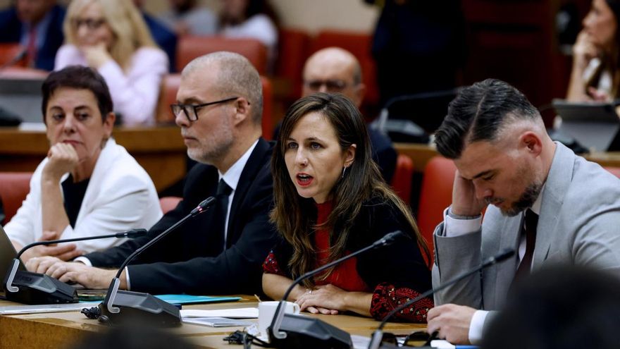 La diputada de Podemos Ione Belarra (2d) interviene durante la primera reunión de la Diputación Permanente del Congreso de los Diputados tras la disolución de las Cortes. EFE/ J.J. Guillén