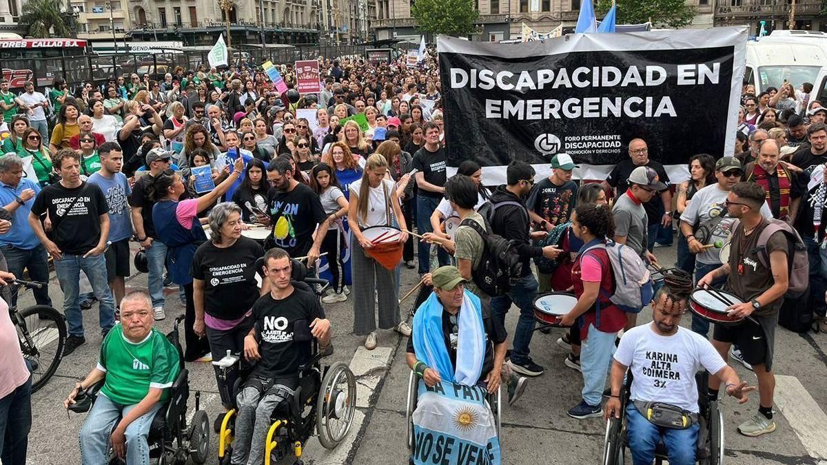 Reclaman frente al Congreso por las deudas familiares y la emergencia en discapacidad