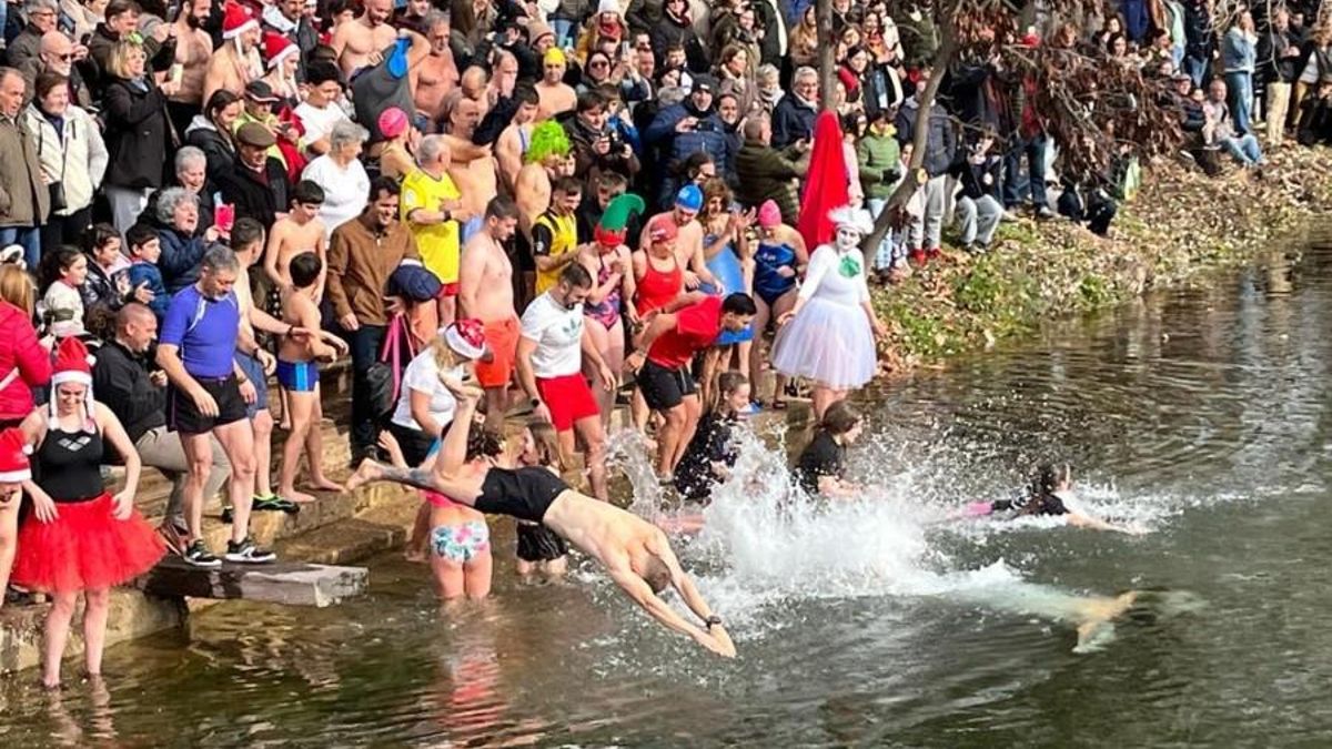Los vecinos de El Robledo bañándose en el río Bullaque