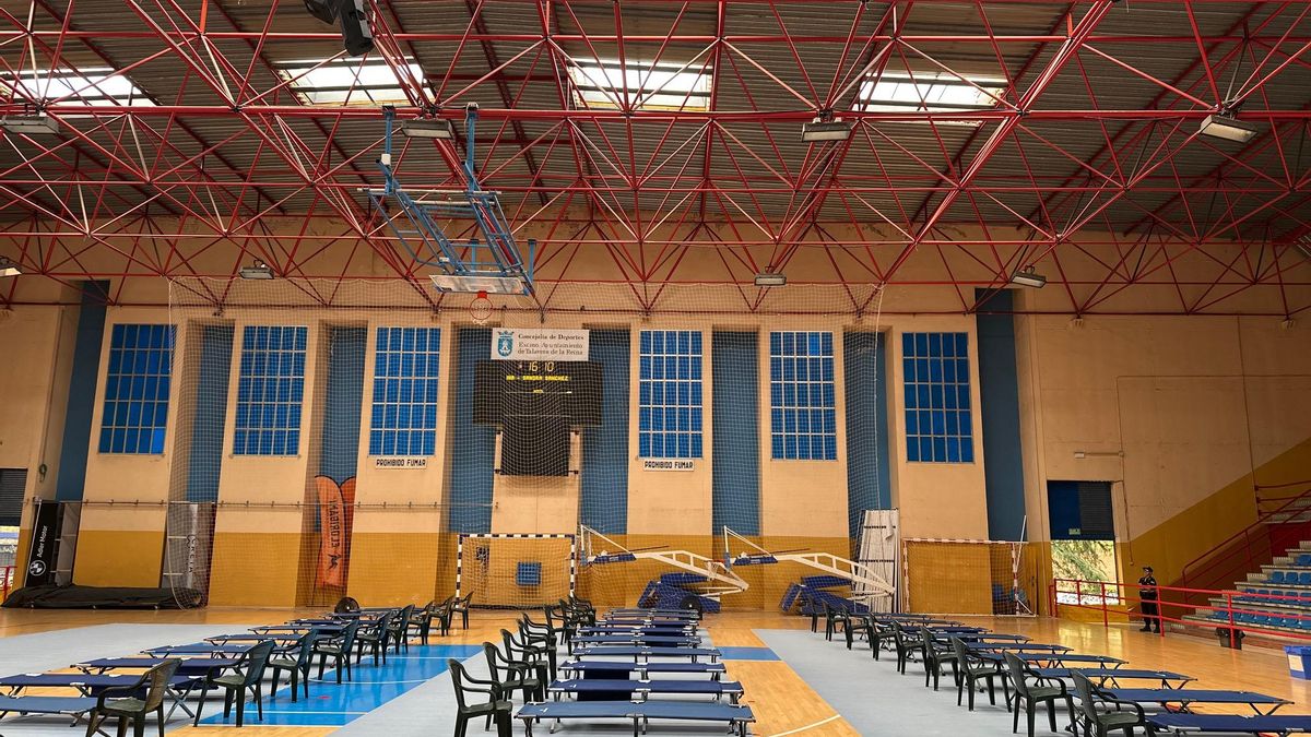 El polideportivo ‘Sandra Sánchez. Primero de Mayo’ de Talavera de la Reina, con camas y otras medidas para acoger a personas evacuadas por los incendios, el 25 de julio de 2026