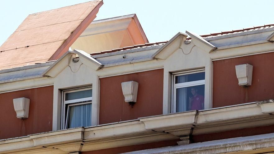 Un jugador del Fuenlabrada se asoma a la ventana durante su confinamiento en un hotel coruñés