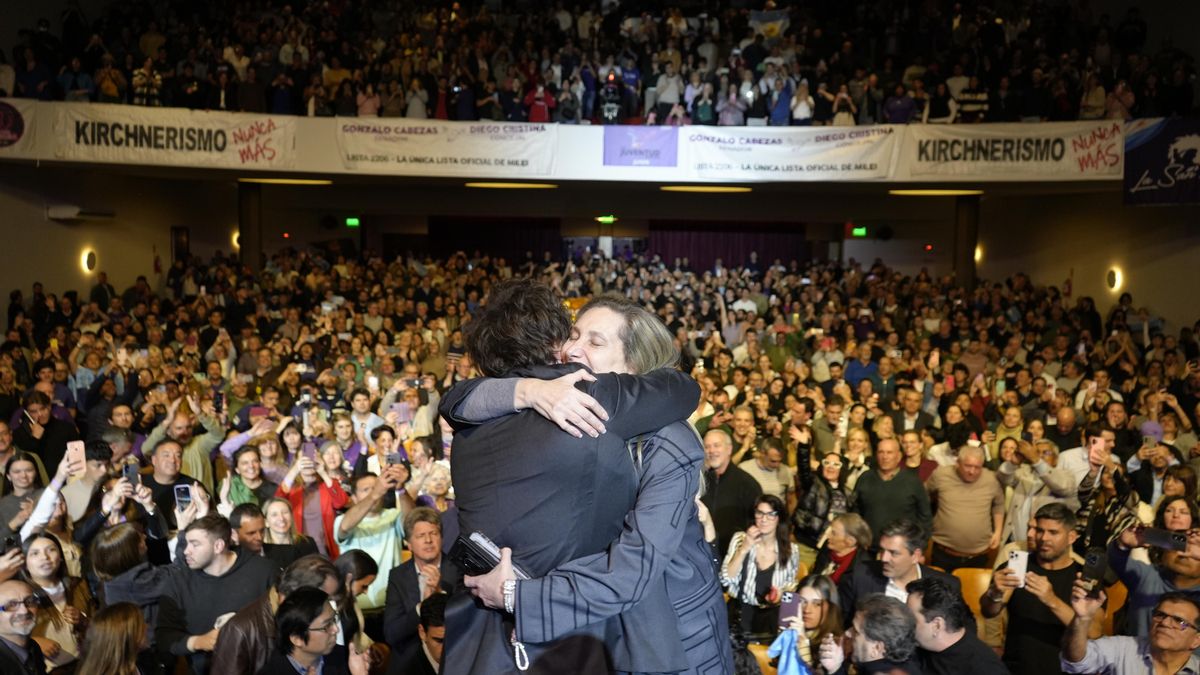 Javier y Karina Milei se funden en un abrazo en medio del acto de campaña en Junín.