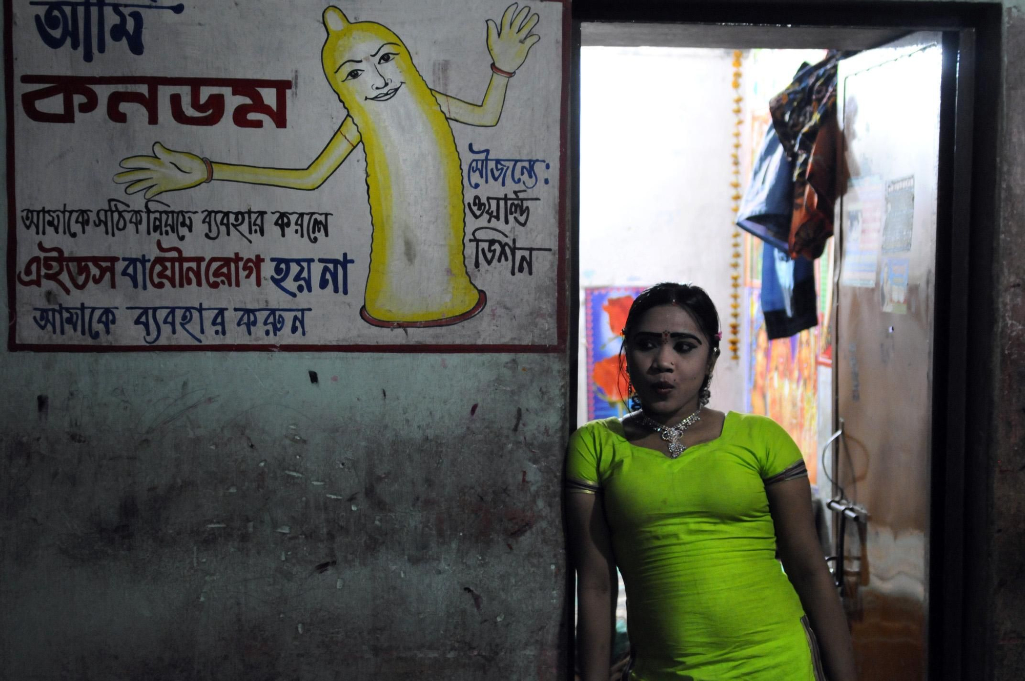 A pesar de que carteles y pinturas en las paredes exigen el uso del preservativo en el principal burdel de Faridpur, muchas mujeres reconocen que algunos clientes se niegan a utilizarlo porque no les gusta o porque no quieren pagar los 10 céntimos de euro que cobran por él. / Zigor Aldama.