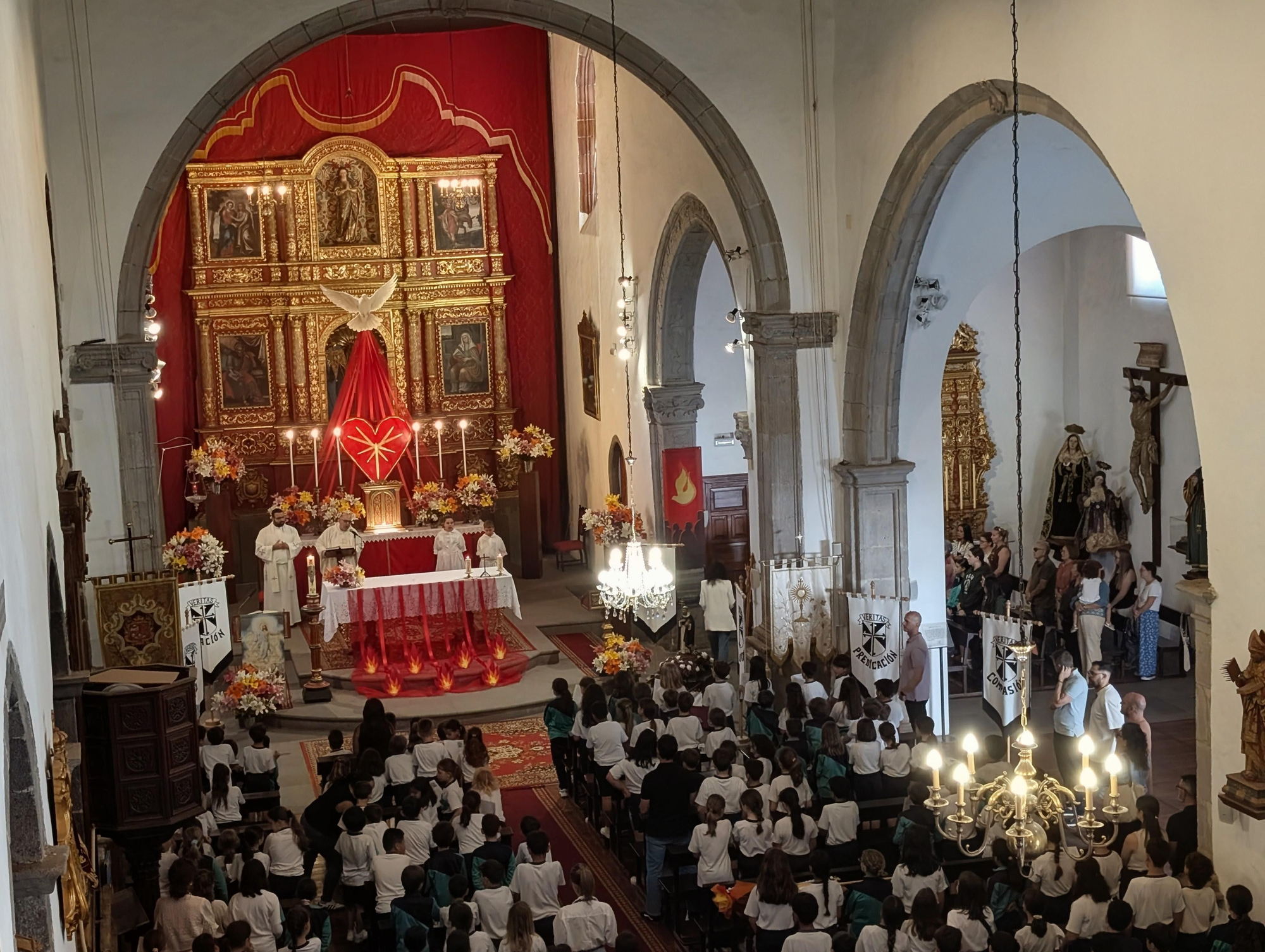 Las fiestas de La Palmita reúnen a generaciones de alumnos y familias en torno a la celebración de Santo Domingo de Guzmán. JOSÉ F. AROZENA