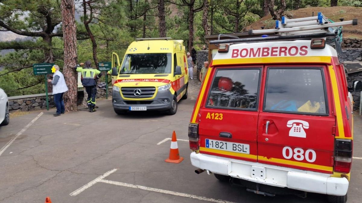 Una ambulancia del SUC y un vehículo de Bomberos La Palma que intervinieron en el rescate de una senderista herida  en La Cumbrecita.