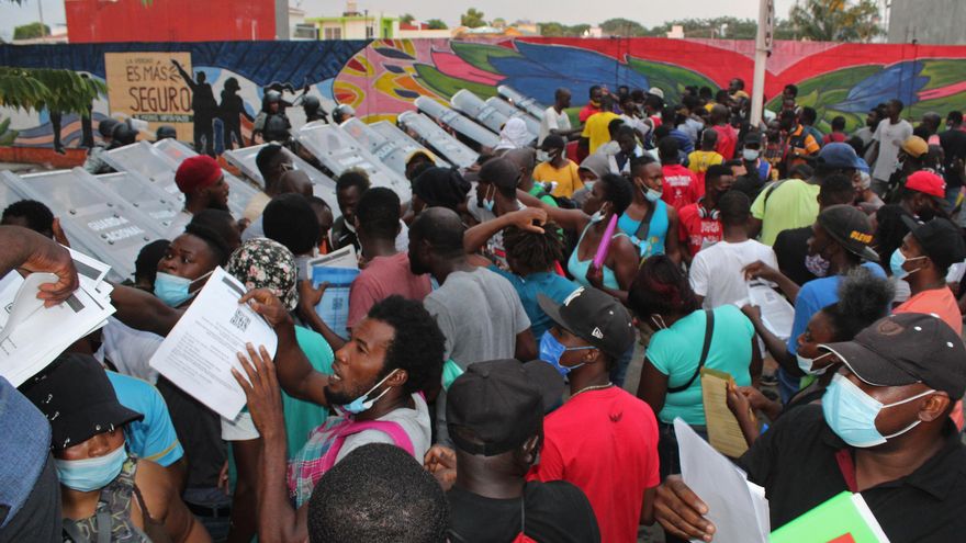 Migrantes protestan de manera violenta en la ciudad mexicana de Tapachula