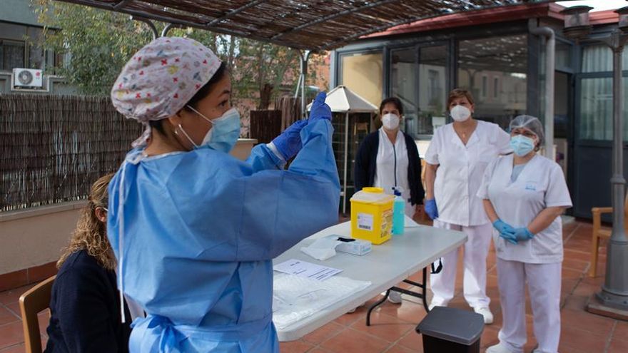 Dos profesionales sanitarias del Centro de Atención Primaria (CAP) de Horta enseñan cómo realizar tests PCR a los empleados de la Residencia Campoamor