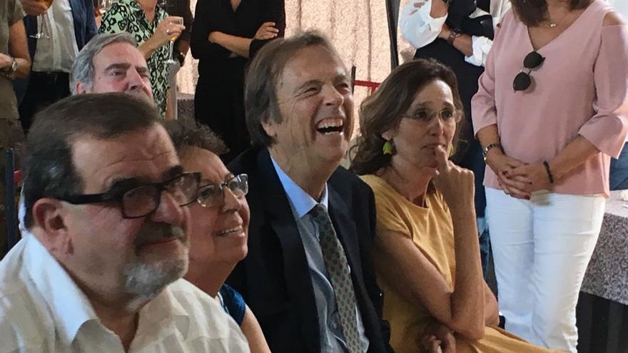 Pipo, en una imagen de su fiesta de jubilación, junto a compañeros y amigos.