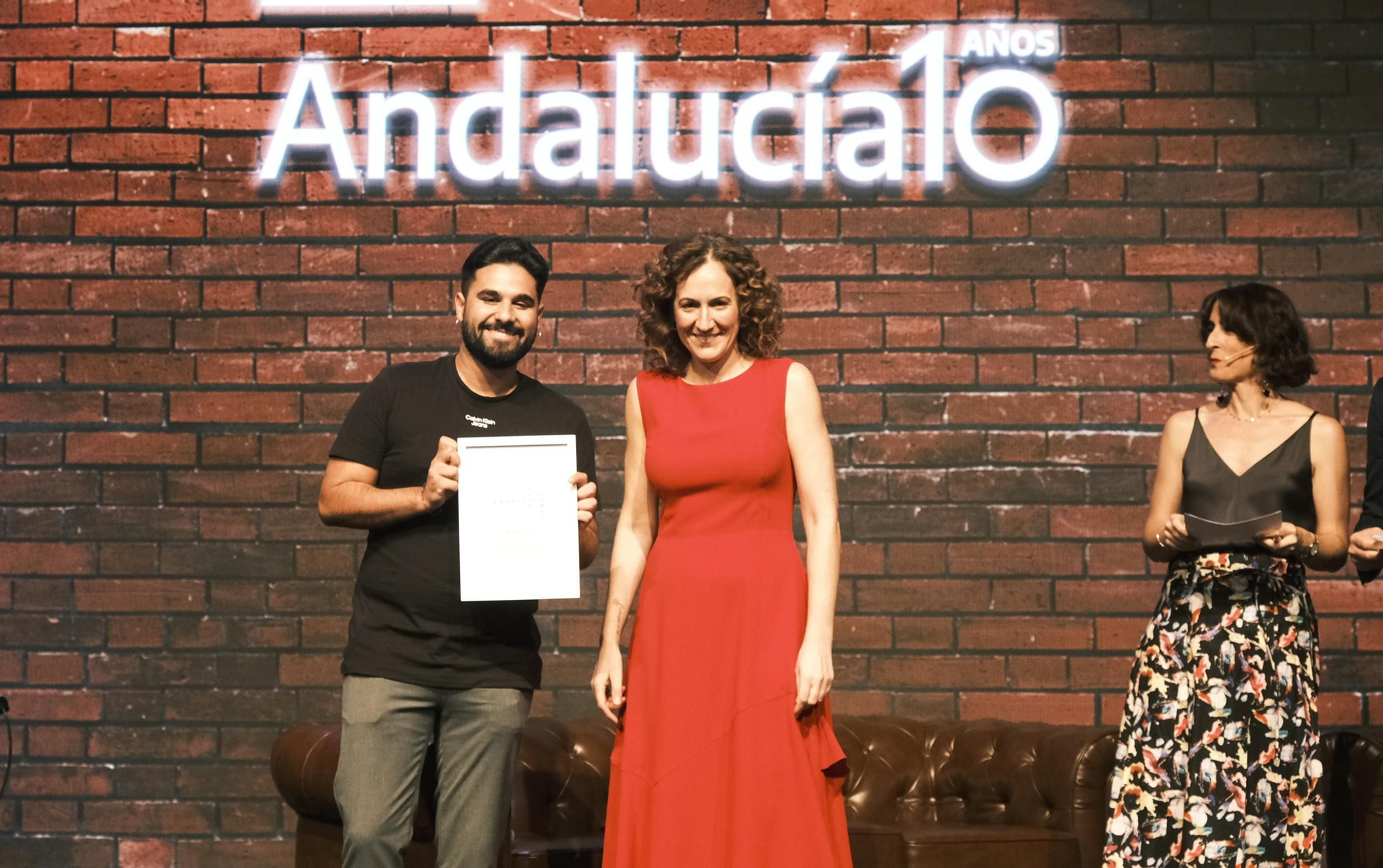 Nuria López y 'Bruce Lee', posando para los medios gráficos