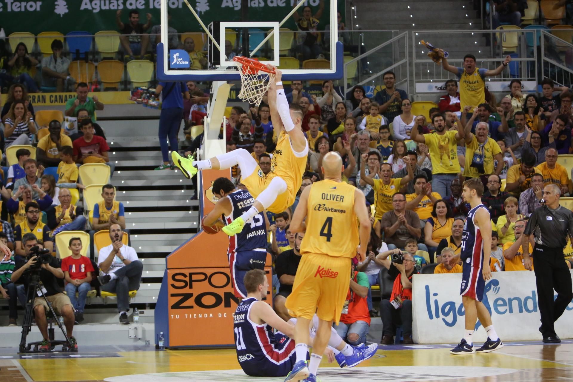 Encuentro entre el Herbalife Gran Canaria y Rio Natura Monbus Obradoiro en el Gran Canaria Arena.