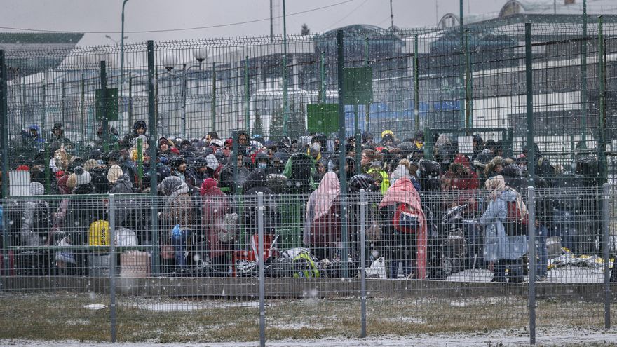 Varias personas procedentes de Ucrania huyendo de la guerra, permanecen retenidas en la frontera con Polonia. EFE / Biel Aliño.