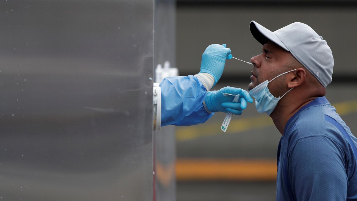 Un hombre se somete a una prueba hisopada de coronavirus en Ciudad de Panamá (Panamá). EFE/Bienvenido Velasco/Archivo