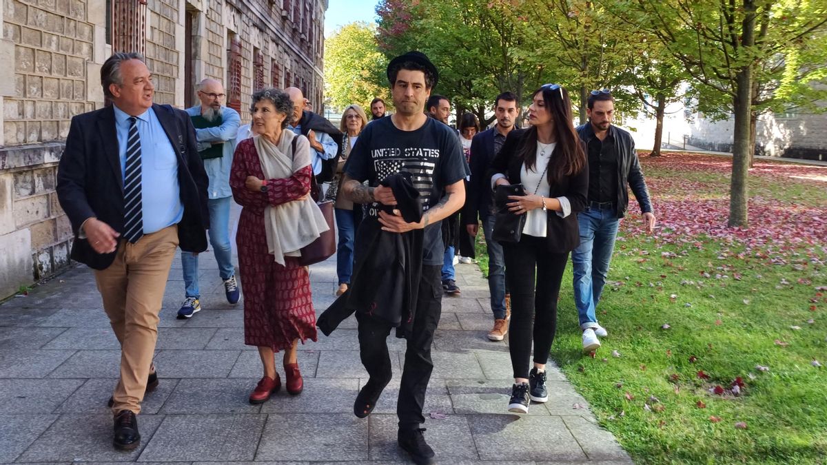 El fiscal Carlos Yáñez con los familiares de la víctima del franquismo Eusebio Cortezón.