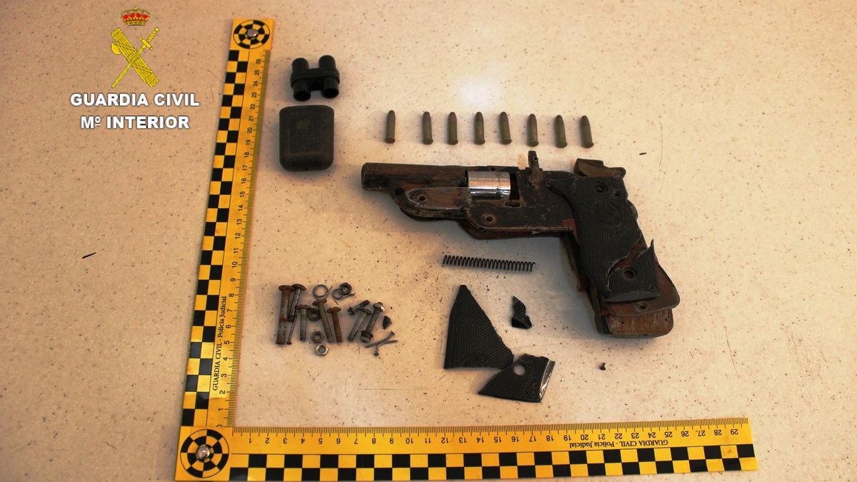 Pistola requisada a uno de los detenidos.