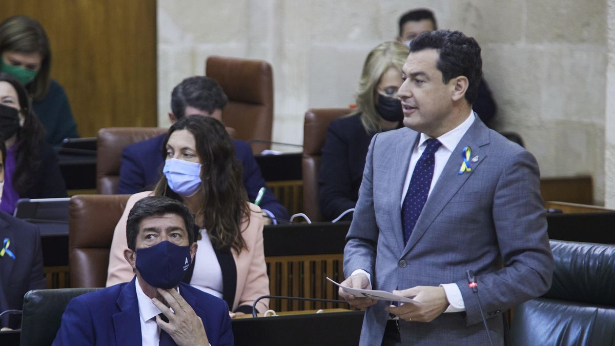 El presidente de la Junta, Juanma Moreno, durante la sesión parlamentaria de control al Gobierno Andaluz en el Parlamento de Andalucía, a 10 de marzo de 2022 en Sevilla (Andalucía, España)