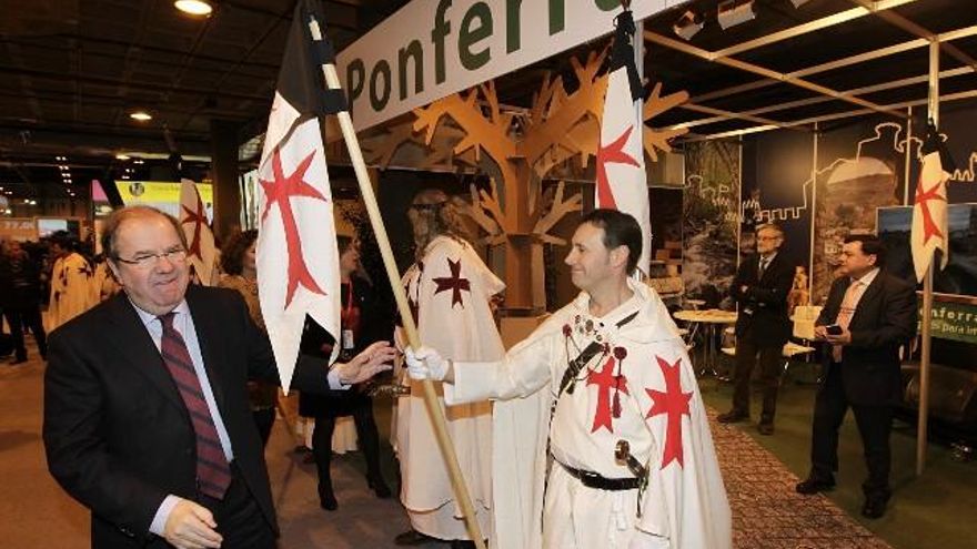 Juan Vicente Herrera, pasando por el expositor de Ponferrada en Fitur 2017.