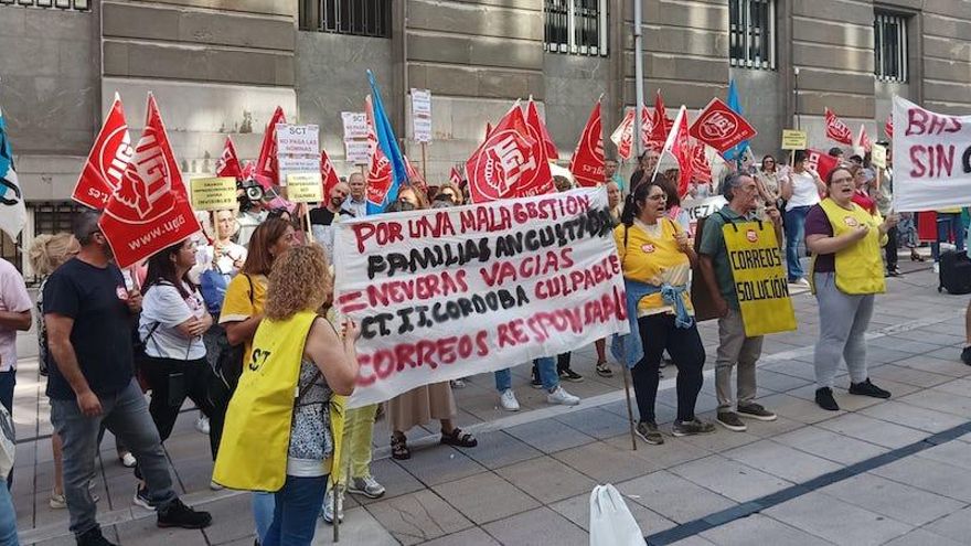 Trabajadoras de la limpieza en Correos se encierran en la sede central de Oviedo para reclamar el pago de los salarios