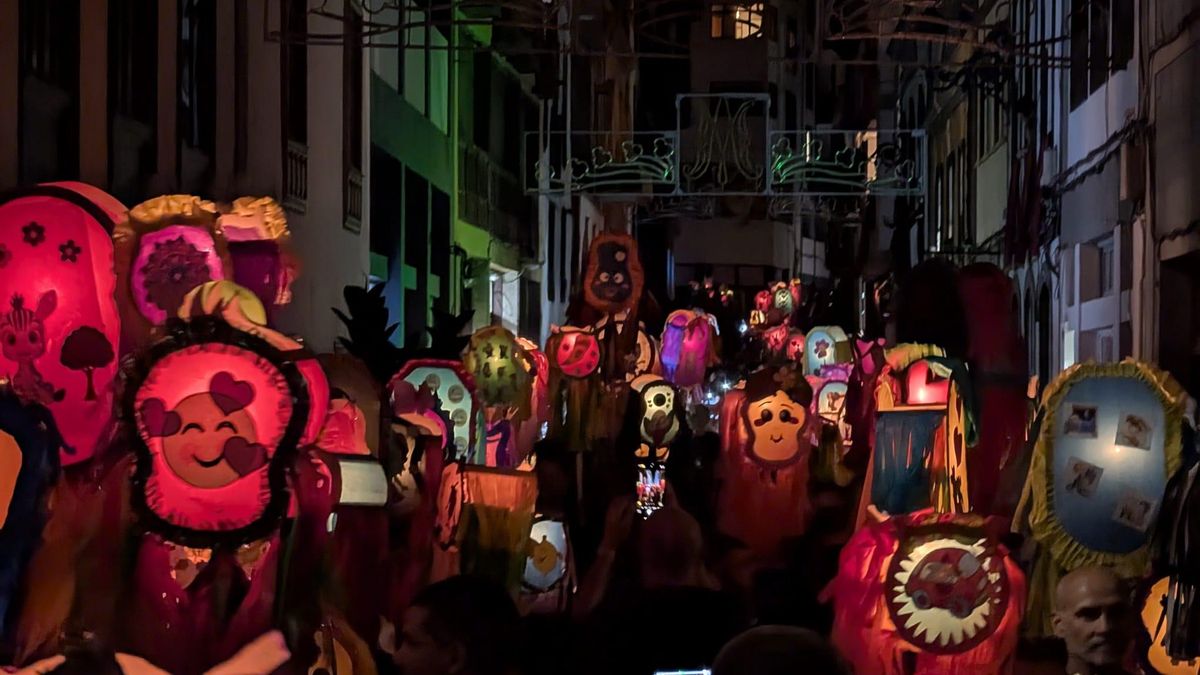 Desfile de La Pandorga, en la noche de estes lunes, por la Calle Real de Santa Cruz de La Palma.