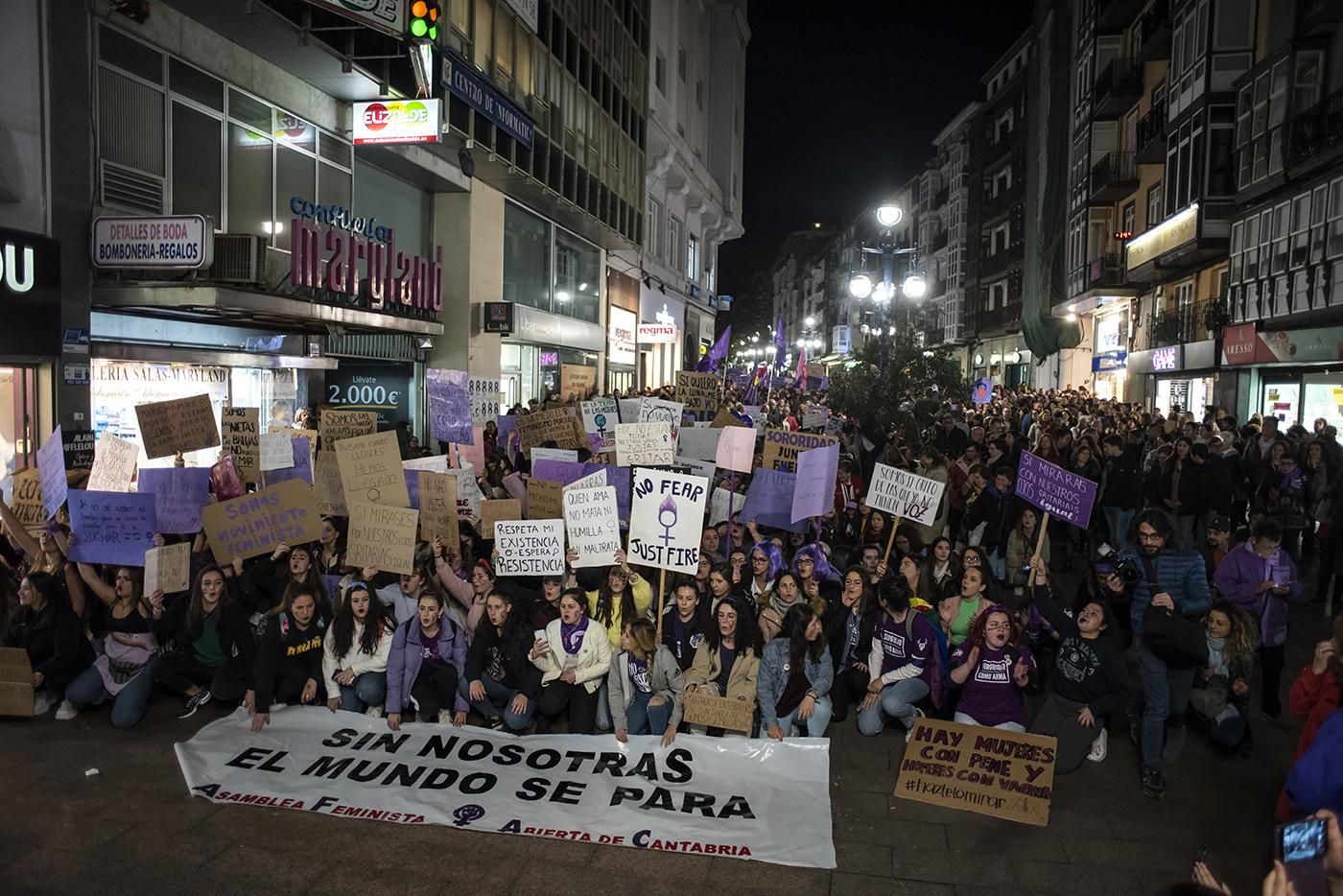 Manifestación feminista en Santander durante la huelga del 8M. | JOAQUÍN GÓMEZ SASTRE