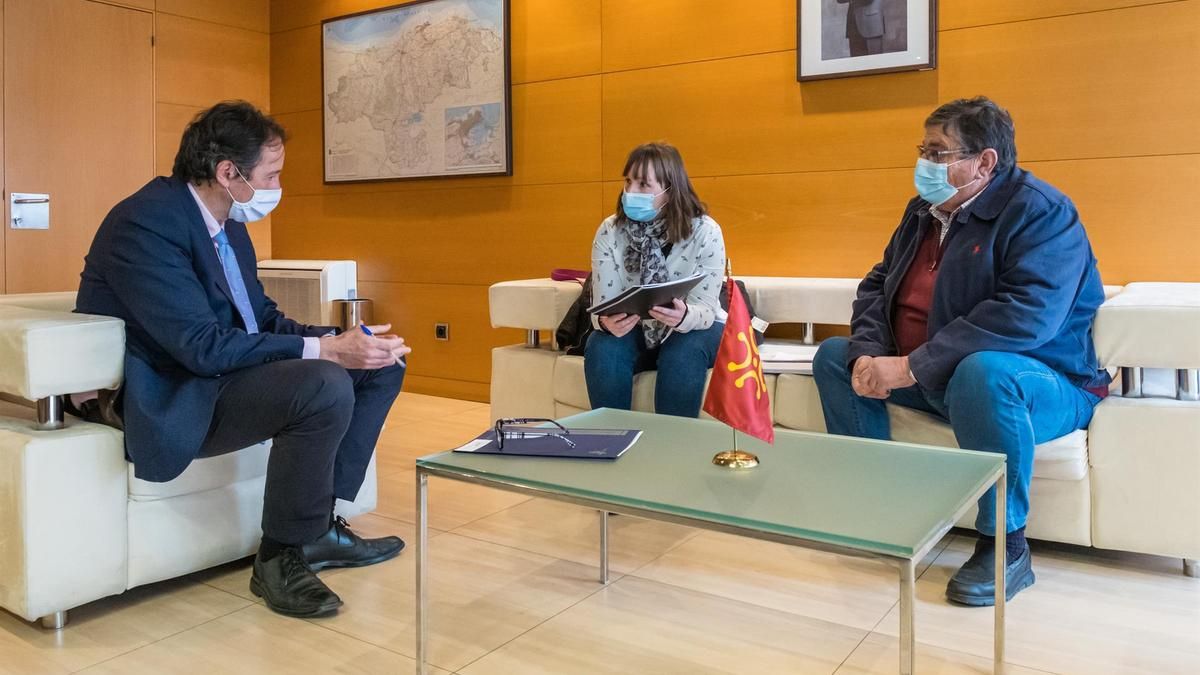 El Consejero De Obras Públicas, Ordenación Del Territorio Y Urbanismo, José Luis Gochicoa, Recibe A La Alcaldesa De Bareyo, Ángela Ruiz