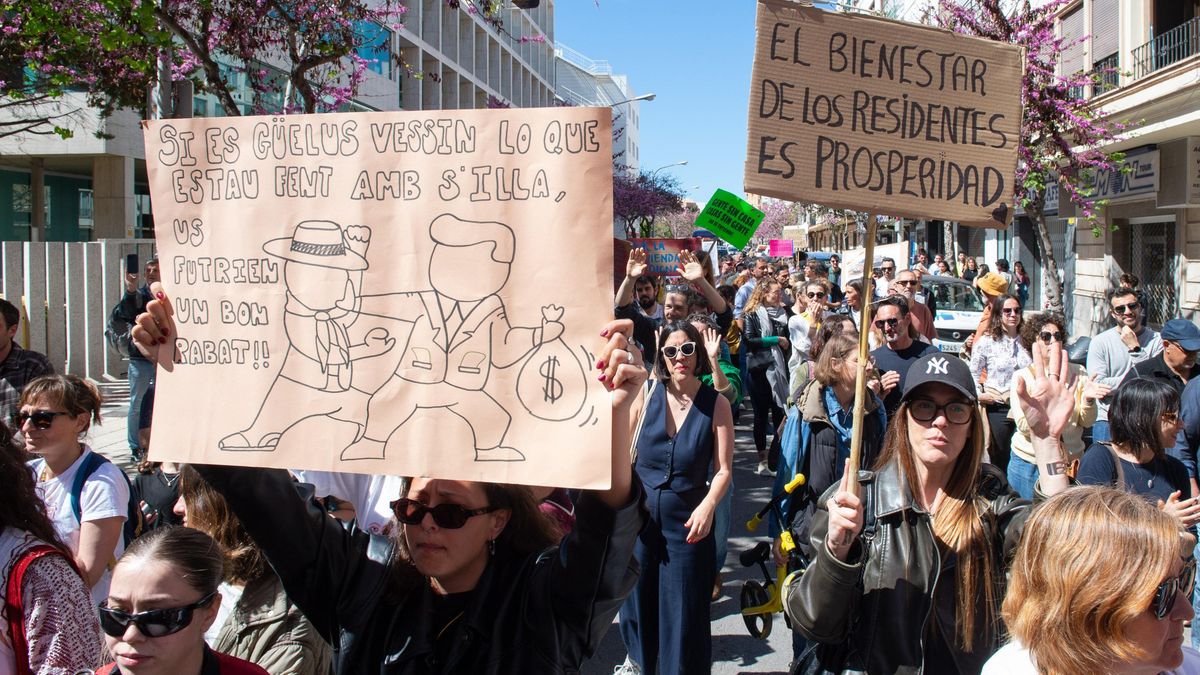 Decenas de personas durante una manifestación por la vivienda en la isla en 2025.