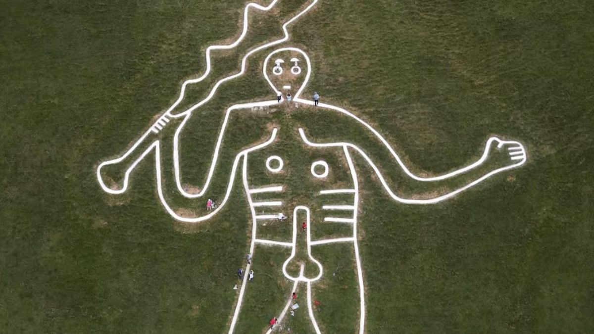 ¿Puede la restauración del Gigante de Cerne Abbas, famoso por su enorme pene, frenar el daño que causan el clima y la erosión?