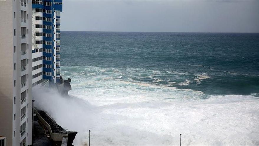 Mar azotando un edificio en Mesa del Mar, en el norte de Tenerife