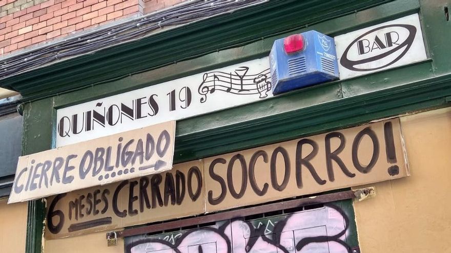Cartel de un bar de la calle Quiñones pidindo ayuda | SOMOS MALASAÑA