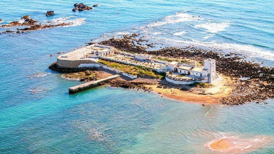 A este castillo de la provincia de Cádiz solo podrás llegar... en barco