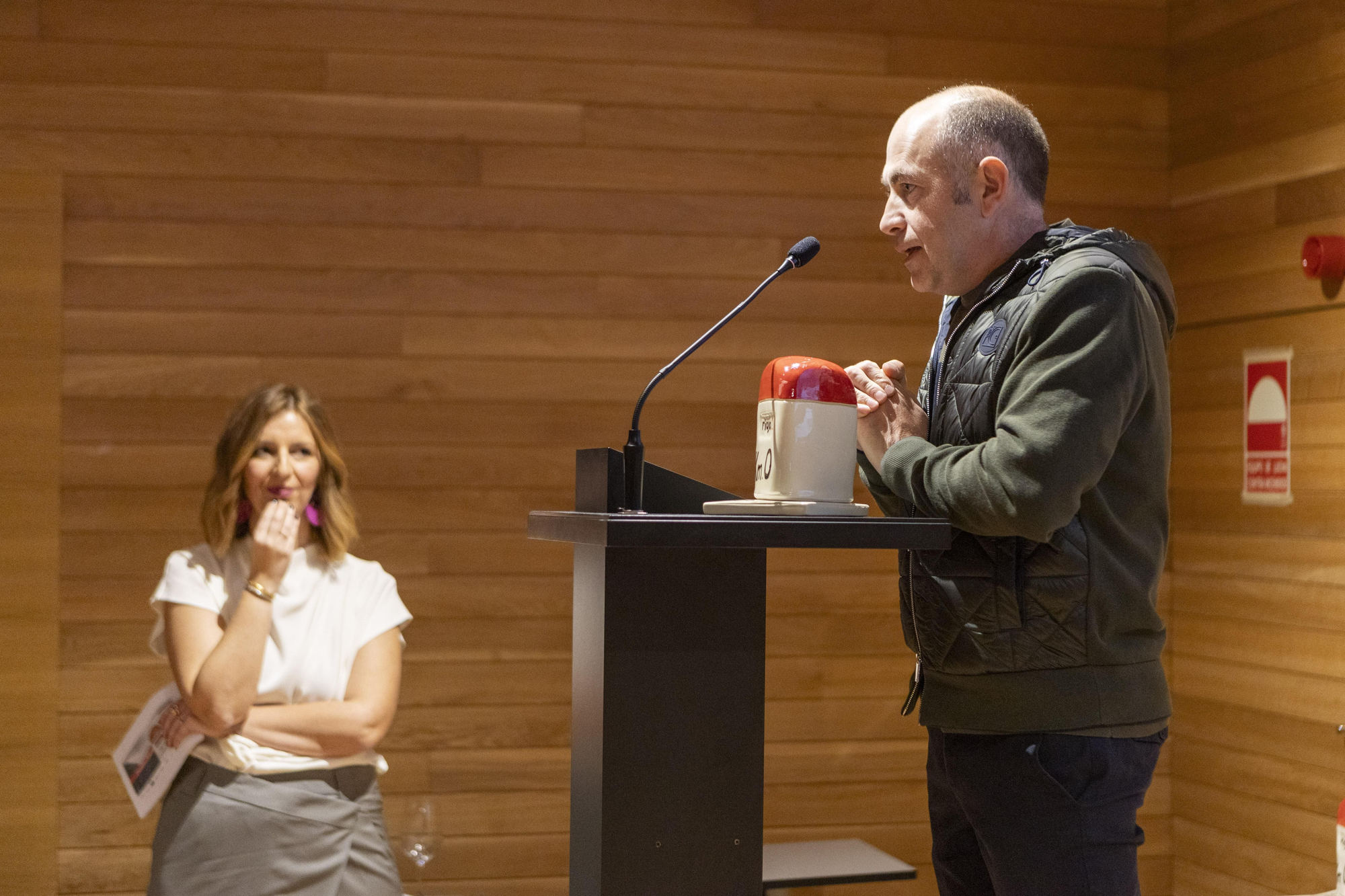 Ignacio Echapresto agradece el premio