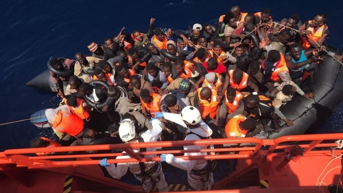 Trasladan al puerto de Motril a 92 personas, dos de ellas menores, rescatadas de tres pateras