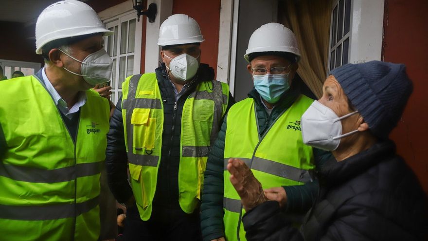 Torres, conversando con una vecina de la zona de El Corazoncillo, cuya vivienda se ha visto afectada por la caída de ceniza