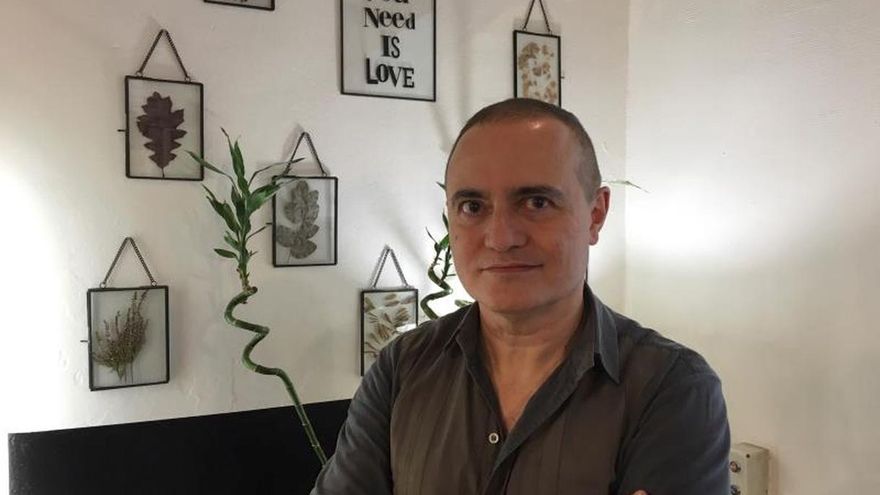 En cuanto los teatros puedan reabrir, "aunque sea con limitación del aforo", el Real estudiará "recuperar una cierta normalidad", lo que podría suponer estrenar en julio "La Traviata", siempre con las máximas garantías: "es más importante recuperar la salud que calcular las pérdidas", asegura su intendente, Joan Matabosch. "En cuanto se pueda vamos a estudiar la posibilidad de recuperar una cierta normalidad, adaptando los espectáculos a los imperativos de seguridad necesarios para garantizar la seguridad de todos, artistas y público", subraya en una entrevista con EFE Matabosch..