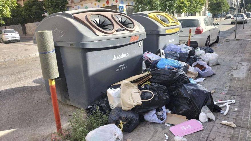 Las quejas e imágenes de la basura sin recoger se multiplican por la ciudad