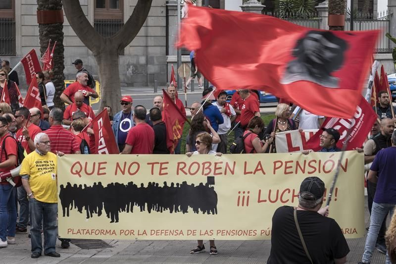 Manifestación del 1 de mayo en Las Palmas de Gran Canaria. ( EFE/Ángel Medina G.)