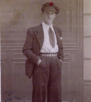 Movellán tras salir del hospital en que fue curado de la herida que recibió en el antebrazo en septiembre de 1936.