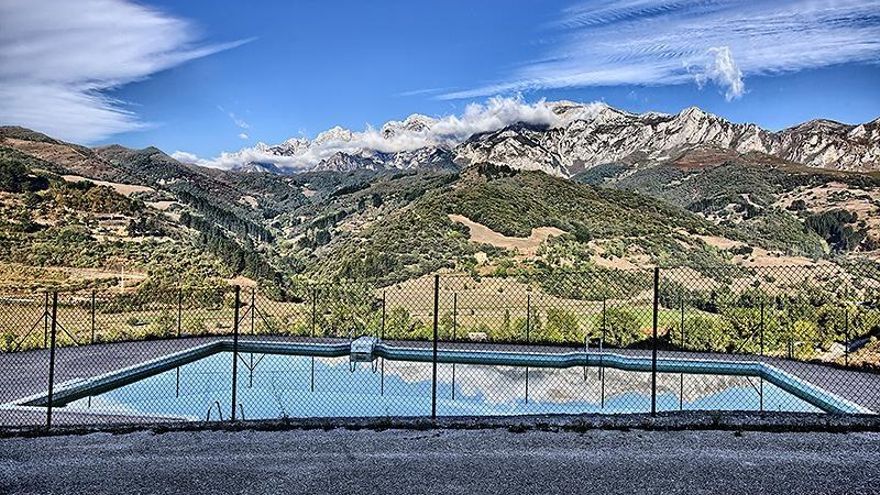 Piscina del albergue juvenil de Tama.