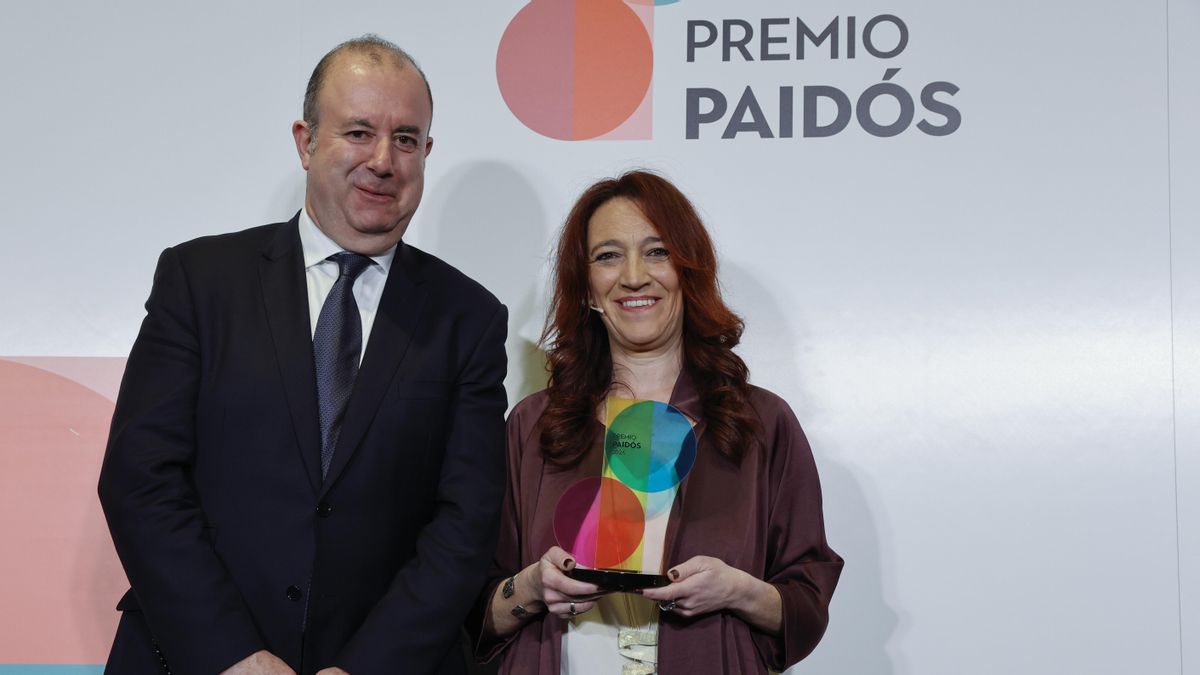 La politóloga y socióloga zaragozana Cristina Monge (d) junto al director general de la división editorial del Grupo Planeta Jesús Badenes (i) tras ganar la segunda edición del Premio Paidós de ensayo, dotado con 35.000 euros, con su libro 'Contra el descontento' .EFE/Toni Albir