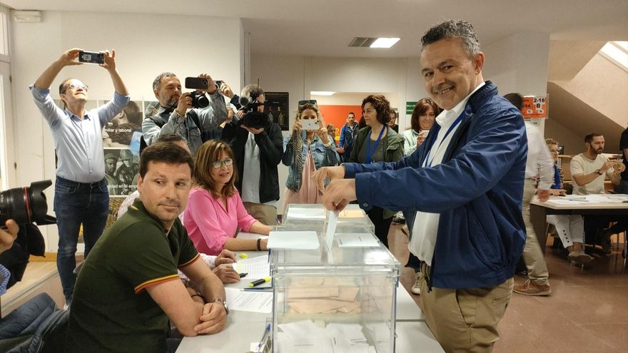 El candidato del PP al ayuntamiento de Logroño Conrado Escobar deposita su voto