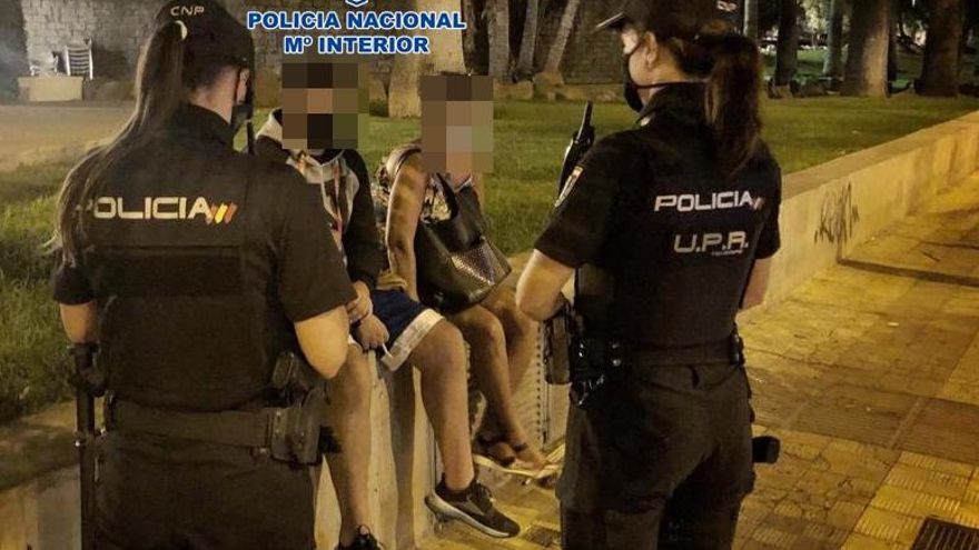 Dispositivo policial en Santa Cruz de Tenerife para vigilar el cumplimiento de las medidas contra la COVID