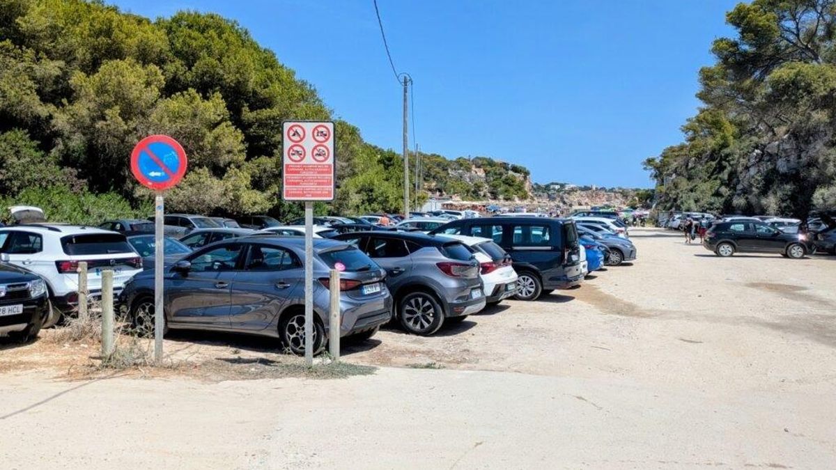 Cotxes sobre la platja i una duna sense recuperar: els ecologistes exigeixen tancar un pàrquing il·legal de Mallorca