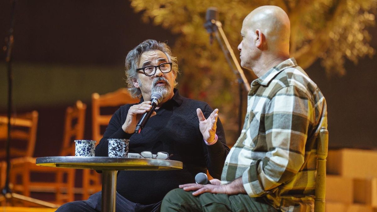 Eduard Fernández con Kayed Hammad durante el evento.