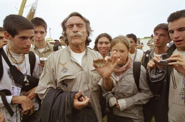 Miguel de la Quadra Salcedo con expedicionarios de la XV ruta Quetzal-Argentaria 2001